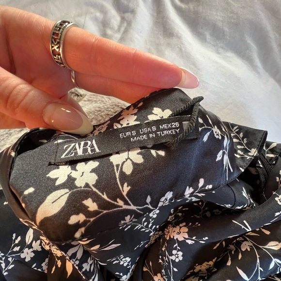 Zara brand new midi black and white floral skirt - Picture 3 of 7
